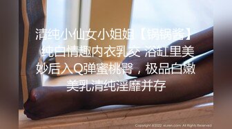 [MP4/ 1.58G] 丝袜女仆情趣装颜值不错很嫩小少妇激情3P，伺候两个小哥哥主动上位抽插嘴里还叼着大鸡巴